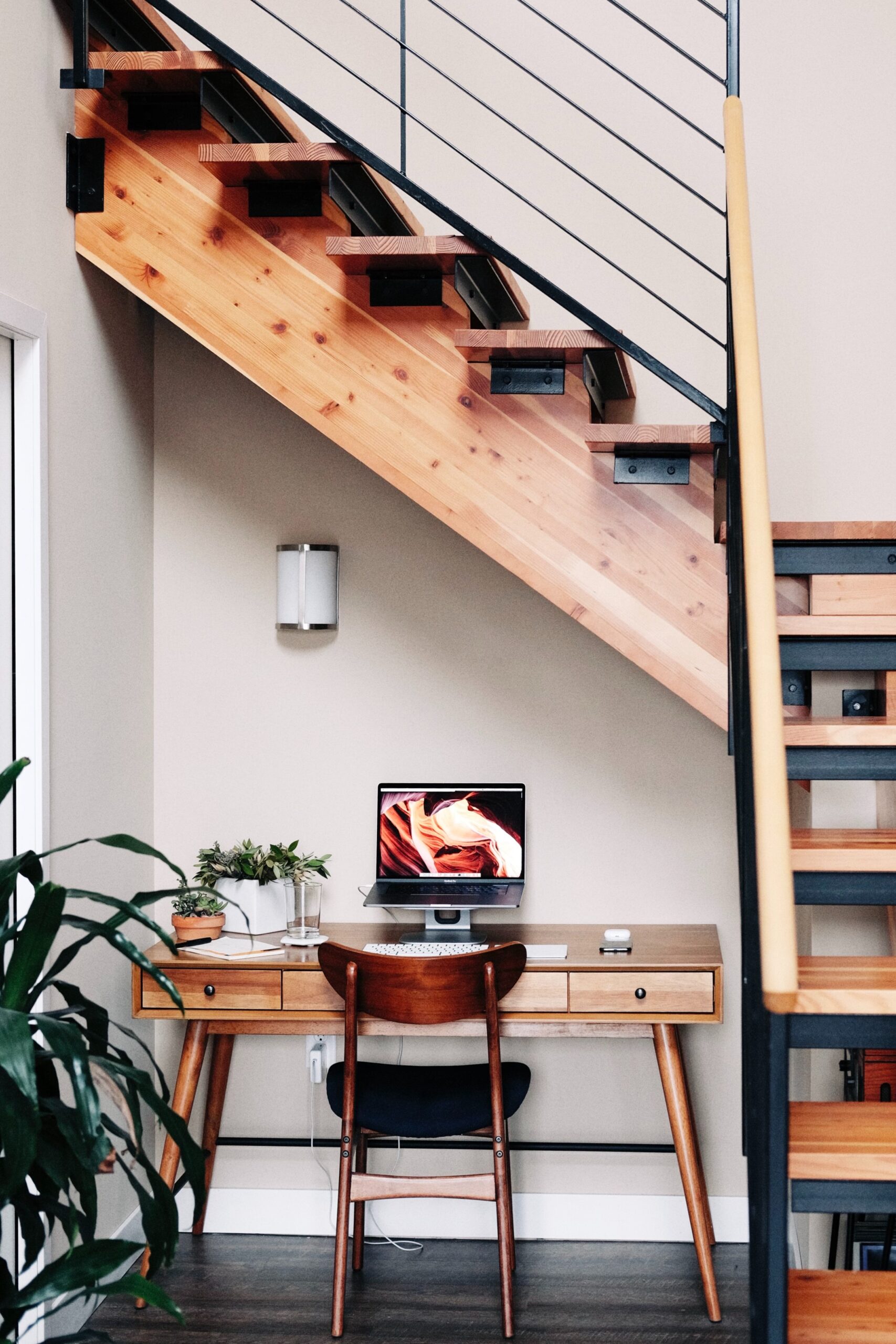 conor-sexton-FytRPOMijMA-unsplash Mid Century Modern Desk