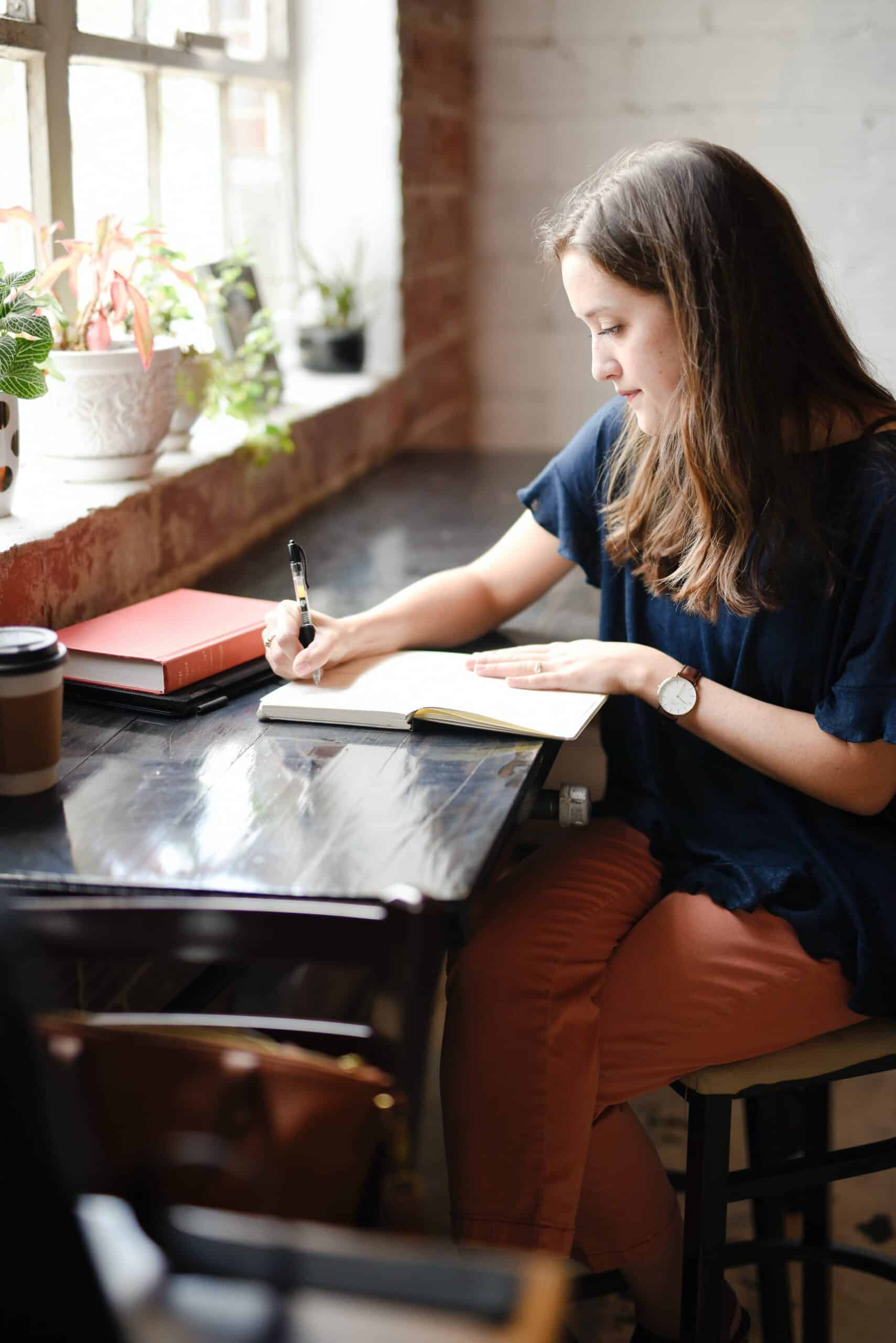 hannah-olinger-NXiIVnzBwZ8-unsplash Bullet Journaling Woman